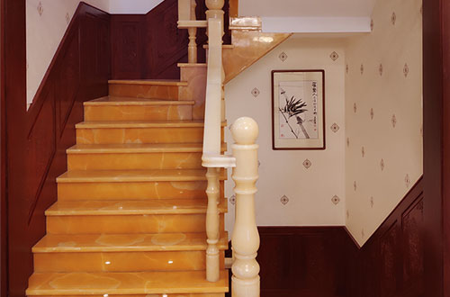 元门乡中式别墅室内汉白玉石楼梯的定制安装装饰效果